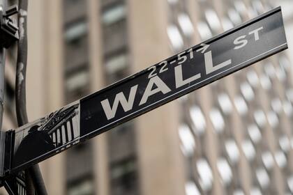 Archivo - El letrero de Wall Street en la calle del mismo nombre, en la zona financiera del distrito neoyorquino de Manhattan y cerca de la Bolsa de Valores de Nueva York, el miércoles 13 de octubre de 2021. (AP Foto/John Minchillo, Archivo)