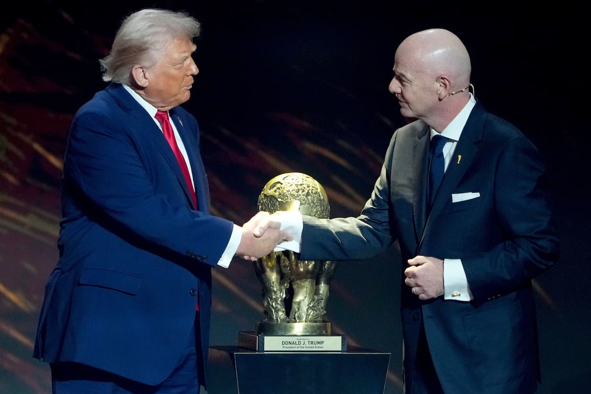 ARCHIVO - El líder de la FIFA Gianni Infantino entrega al presidente estadounidense Donald Trump el premio por la paz en la ceremonia del sorteo del Mundial, el viernes 5 de diciembre de 2025 (AP Foto/Chris Carlson, archivo)