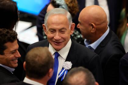 ARCHIVO - El líder del partido israelí Likud, Benjamin Netanyahu, llega a la ceremonia en la que los legisladores juran su cargo en el parlamento, o Knesset, en Jerusalén, el 15 de noviembre de 2022.. (Abir Sultan/Pool Foto via AP, Archivo)