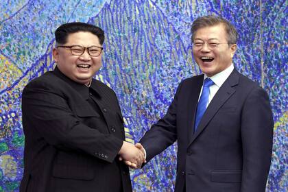 ARCHIVO - El líder norcoreano Kim Jong Un, izquierda, estrecha la mano del presidente sucoreano Moon Jae-in dentro de la Casa de la Paz en la localidad fronteriza de Panmunjom, el 27 de abril de 2018, en la Zona Desmilitarizada, Corea del Sur. (Korea Summit Press Pool vía AP, archivo)
