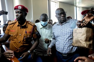 El líder opositor ugandés Besigye está inconsciente tras colapsar en tribunal, dice su esposa
