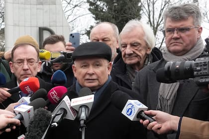 ARCHIVO - El líder opositor Jaroslaw Kaczynski y dos miembros destacados de su partido Ley y Justicia, que fueron condenados a penas de prisión por abuso de poder y vieron anulados sus mandatos como parlamentarios, Mariusz Kaminski, a la izquierda, y Maciej Wasik, a la derecha, hablan a la prensa tras intentar abrirse paso al parlamento, ante el parlamento en Varsovia, Polonia, el 7 de febrero de 2024. (AP Foto/Czarek Sokolowski, Archivo)