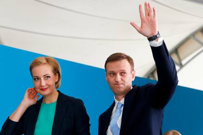 ARCHIVO - El líder opositor ruso Alexei Navalny y su esposa Yulia asisten a una reunión donde fue nominado para la contienda presidencial, en Moscú, Rusia, el 24 de diciembre de 2017. (Foto AP/Pavel Golovkin, Archivo)