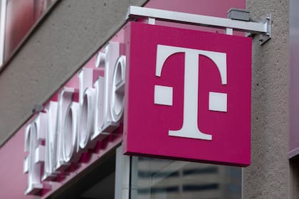 ARCHIVO - El logo de la empresa de telefonía móvil T-Mobile es visto afuera de una tienda en Boston, el 14 de octubre de 2022. (AP Foto/Michael Dwyer, Archivo)