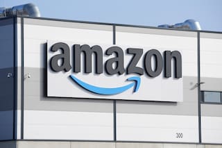 Avión de carga de Amazon se incendia tras salirse de la pista en el aeropuerto de Miami