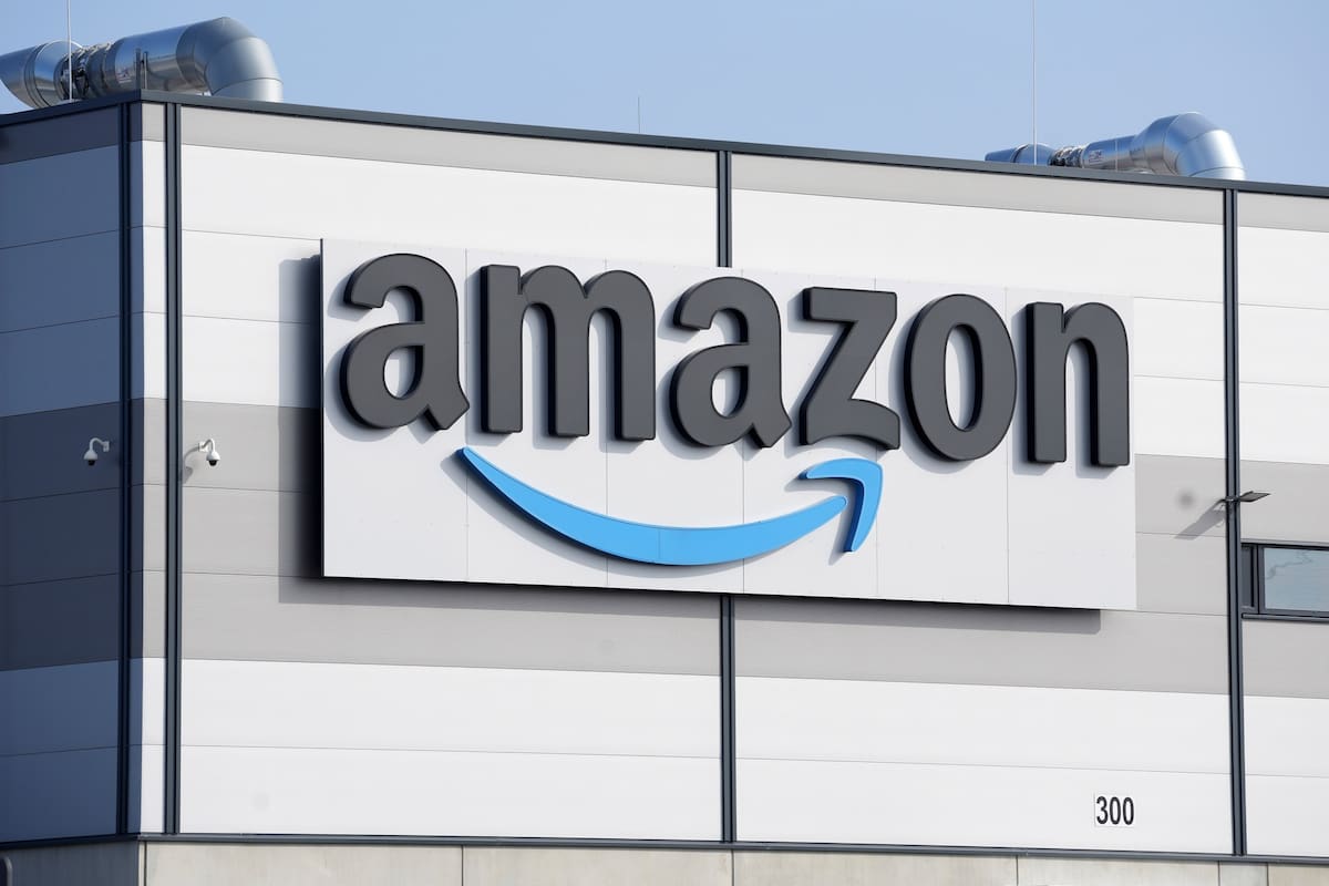 ARCHIVO – El logotipo de Amazon en la fachada de un edificio, el 18 de marzo de 2022, en Schoenefeld