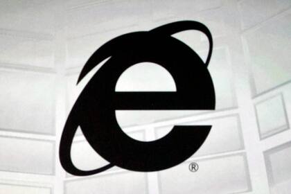 ARCHIVO - El logotipo de Internet Explorer en una pantalla durante una sesión informativa con los medios de comunicación en Los Ángeles, el 4 de junio de 2012. (AP Foto/Damian Dovarganes, Archivo)