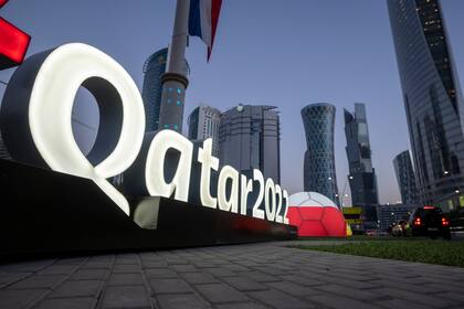 ARCHIVO  - El logotipo de la Copa Mundial de Fútbol se exhibe cerca del Centro de Exposiciones y Convenciones de Doha, en Qatar, el 31 de marzo de 2022. (AP Foto/Darko Bandic, Archivo)
