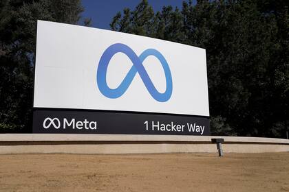 ARCHIVO - El logotipo de Meta, la compañía matriz de Facebook, puede verse en un letrero en la sede de la empresa, el 28 de octubre de 2021, en Menlo Park, California. (AP Foto/Tony Avelar, archivo)