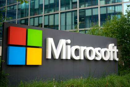 ARCHIVO - El logotipo de Microsoft afuera de su sede en Issy-les-Moulineaux, en las afueras de París, el 13 de mayo de 2024. (AP Foto/Thibault Camus, Archivo)