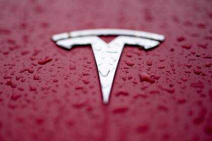 ARCHIVO - El logotipo de Tesla el 27 de febrero de 2024, en Charlotte, Carolina del Norte. (AP Foto/Chris Carlson, Archivo)