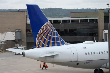Archivo - El logotipo de United Airlines en la cola de un avión de pasajeros de la compañía que se prepara para partir en el aeródromo de Eppley el 6 de octubre de 2021 en Omaha, Nebraska. (AP Foto/David Zalubowski, Archivo)
