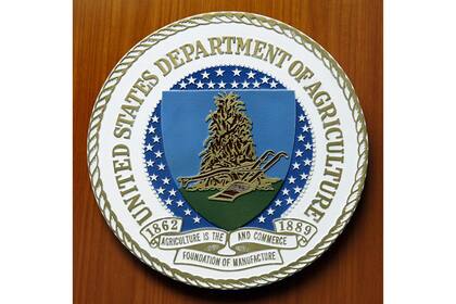 ARCHIVO – El logotipo del Departamento de Agricultura de Estados Unidos, el 10 de agosto de 2007, en la embajada estadounidense en Berlín. (AP Foto/Michael Sohn, Archivo)