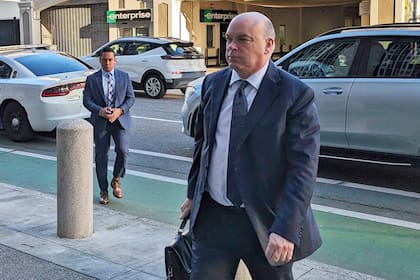 ARCHIVO – El magnate británico de la tecnología, Mike Lynch, camina hacia un tribunal federal en San Francisco, el 26 de marzo de 2024, (AP Foto/Michael Liedtke, Archivo)