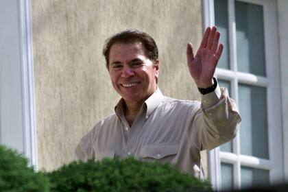 ARCHIVO - El magnate de la televisión brasileña Silvio Santos saluda fuera de su casa en Sao Paulo, Brasil, el jueves 30 de agosto de 2001. (AP Foto/Dario Lopez-Mills)
