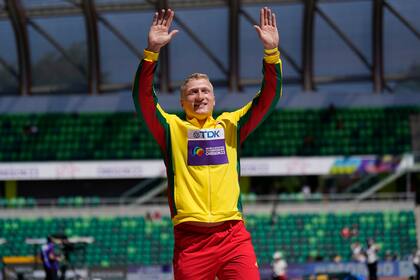ARCHIVO - El medallista de plata Mykolas Alekna, de Lituania, celebra durante una ceremonia de entrega de medallas en el lanzamiento de disco en el Campeonato Mundial de Atletismo, el 20 de julio de 2022, en Eugene, Oregon. Alekna rompió un récord mundial en lanzamiento de disco que se había mantenido desde 1986, el domingo 14 de abril de 2024, en la competencia Oklahoma Throws Series. (Foto AP/Ashley Landis, Archivo)