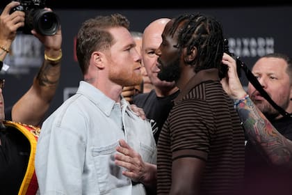 ARCHIVO - El mexicano Saúl "Canelo" Álvarez y el estadounidense Terence Crawford se encaran durante una conferencia de prensa el viernes 27 de junio de 2025, en Las Vegas (AP Photo/John Locher, File)