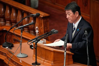 ARCHIVO - El ministro de Exteriores de Japón, Toshimitsu Motegi, ofrece un discurso el 20 de febrero
