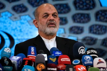 ARCHIVO - El Ministro del Interior de Irán, Ahmad Vahidi, informa a los medios sobre las elecciones en Teherán, Irán, el 4 de marzo de 2024. Argentina solicitó el arresto de Vahidi el 23 de abril de 2024 por su presunta participación en el mortal atentado con bomba en 1994 contra un centro comunitario judío de Buenos Aires. (AP Foto/Vahid Salemi, Archivo)
