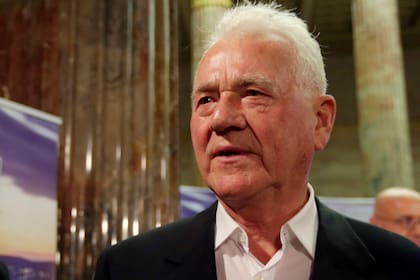 ARCHIVO - El multimillonario austrocanadiense, Frank Stronach, de su partido Team Stronach, llega al Parlamento para un diálogo televisivo en las elecciones nacionales, en Viena, Austria, el domingo 29 de septiembre de 2013. (AP Foto/Matthias Schrader, Archivo)