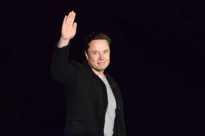 Archivo - El multimillonario Elon Musk saluda durante una presentación pública en la que brindó una actualización sobre el cohete Starship de su empresa aeroespacial Spacex, el 10 de febrero de 2022, cerca de Brownsville, Texas. (Miguel Roberts/The Brownsville Herald vía AP, Archivo)