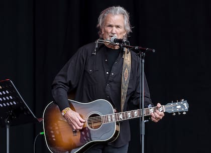 ARCHIVO - El músico Kris Kristofferson canta en el festival de música de Glastonbury en la granja Worthy Farm, el 23 de junio de 2017, en Somerset, Inglaterra. (Foto de Grant Pollard/Invision/AP, archivo)
