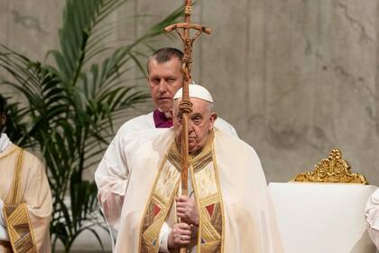 ARCHIVO - El papa Francisco oficia una misa por las órdenes religiosas en la basílica de San Pedro en el Vaticano, el viernes 2 de febrero de 2024. (AP Foto/Andrew Medichini, Archivo)