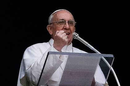 ARCHIVO - El papa hace gestos mientras ofrece su plegaria del Angelus desde la ventana su estudio con vistas a la plaza de San Pedro, en el Vaticano, el domingo 17 de marzo de 2013. (AP foto/Gregorio Borgia, Archivo)