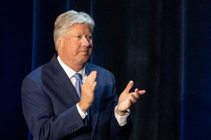 ARCHIVO - El pastor Robert Morris aplaude durante un debate en el Campus de Dallas de la Iglesia Gateway, el jueves 11 de junio de 2020 en Dallas. El pastor de una gran Iglesia independiente de Texas renunció después de que una mujer dijera que había abusado sexualmente de ella en varias ocasiones en la década de 1980, empezando cuando ella tenía 12 años. (AP Foto/Alex Brandon, Archivo)