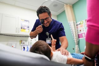 Recortes de Trump a Medicaid dejan sin cobertura a refugiados y otros inmigrantes