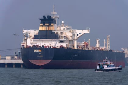 ARCHIVO - El petrolero con bandera de Liberia Shenlong Suezmax, que lleva crudo de Arabia Saudí y pasó por el estrecho de Ormuz, se ve en el puerto de Mumbai en Mumbai, India, el jueves 12 de marzo de 2026. (AP Foto/Rafiq Maqbool, Archivo)