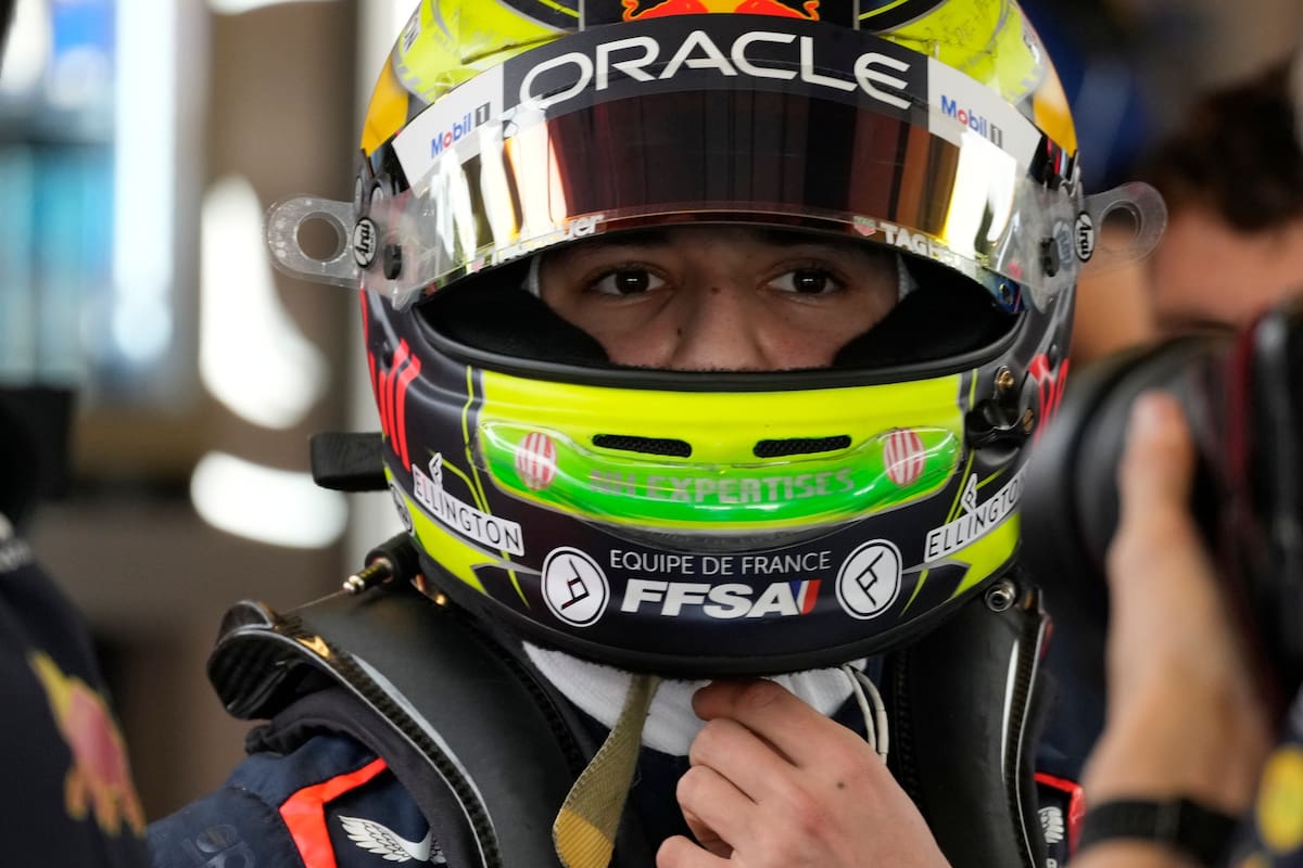 ARCHIVO - El piloto de Red Bull Isack Hadjar previo a una práctica de cara al Gran Premio de Abu Dab
