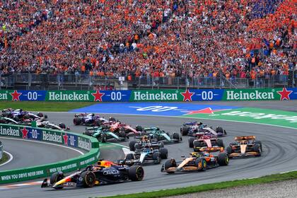 ARCHIVO - El piloto de Red Bull Max Verstappen lidera la largada del Gran Premio de Holanda en el circuito de Zandvoort, el 25 de agosto de 2024. (AP Foto/Peter Dejong)