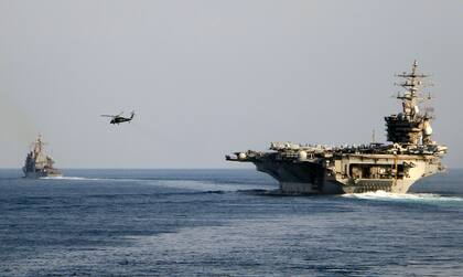 ARCHIVO - El portaaviones USS Dwight D. Eisenhower y otros buques de guerra cruzan el Estrecho de Ormuz hacia el Golfo Pérsico el domingo 26 de noviembre de 2023. (Técnico de Información de Segunda Clase Ruskin Naval/U.S. Navy vía AP, archivo)
