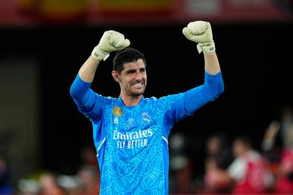 ARCHIVO - El portero de Real Madrid Thibaut Courtois celebra al final del partido de la Copa del Rey después de que su equipo derrotara a Osasuna 2-1 en el estadio La Cartuja, en Sevilla, España, el 6 de mayo de 2023. Courtois está listo para jugar su primer partido de la temporada en contra de Cádiz el sábado, luego de una larga ausencia por lesiones, dijo elentrenador Carlo Ancelotti el viernes 3 de mayo de 2024. (AP Foto/Jose Breton, Archivo)