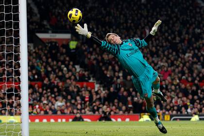 ARCHIVO - El portero del Arsenal Wojciech Szczesny observa un cabezazo de Ji-Sung Park, del Manchester United, que entra a la portería durante su partido de fútbol de la Liga Premier inglesa en Old Trafford, Manchester, Inglaterra, el lunes 13 de diciembre de 2010. (AP Foto/Jon Super, Archivo)