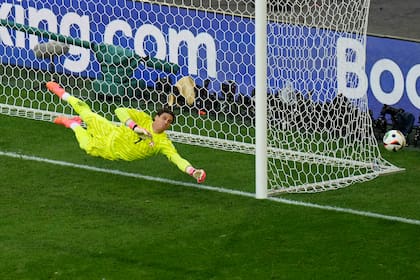 ARCHIVO -El portero suizo Yann Sommer se lanza para intentar una atajada durante un partido de cuartos de final entre Inglaterra y Suiza en el torneo de fútbol Eurocopa 2024 en Düsseldorf, Alemania, el 6 de julio de 2024. (AP Foto/Hassan Ammar, Archivo)