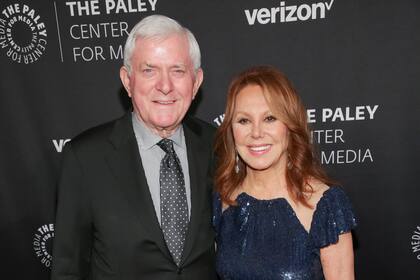 ARCHIVO - El presentador de televisión Phil Donahue, izquierda, y la actriz Marlo Thomas asisten a The Paley Honors: Celebrating Women in Television el 17 de mayo de 2017, en Nueva York. Donahue, cuyo programa de entrevistas diurno pionero lanzó un género televisivo indeleble, ha muerto. Tenía 88 años. (Foto Brent N. Clarke/Invision/AP, archivo)