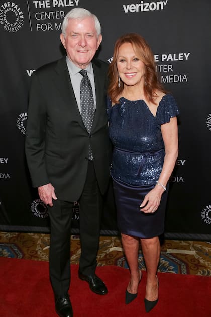 Archivo.- El presentador de televisión Phil Donahue, izquierda, y la actriz Marlo Thomas asisten a The Paley Honors: Celebrating Women in Television el 17 de mayo de 2017, en Nueva York