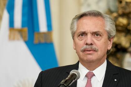 ARCHIVO - El presidente Alberto Fernández asiste a la juramentación de su nueva ministra de Economía, Silvina Batakis, en la casa de gobierno en Buenos Aires, Argentina, 4 de julio de 2022. (AP Foto/Natacha Pisarenko, File)