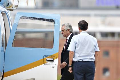 ARCHIVO.- El presidente Alberto Fernández saliendo de la Casa Rosada en helicóptero
