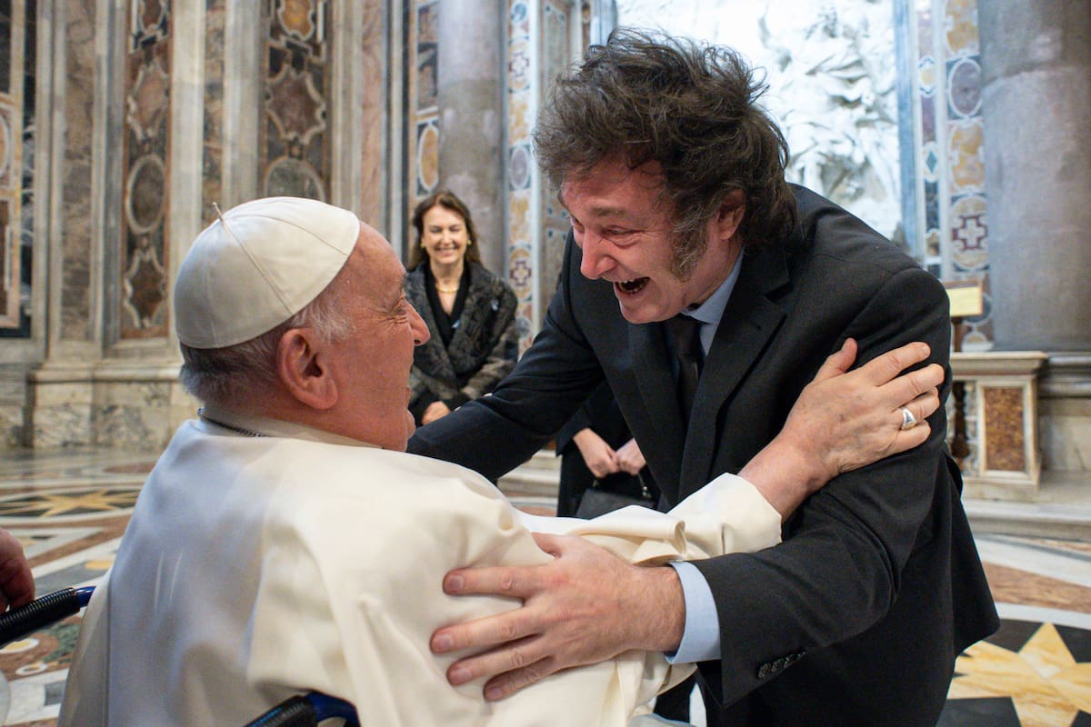 ARCHIVO - El presidente argentino Javier Milei saluda al Papa Francisco antes del inicio de la misa de canonización de la primera santa argentina, María Antonia de Paz y Figueroa, también conocida como "Mama Antula", en la Basílica de San Pedro en el Vaticano, el 11 de febrero de 2024. (Vatican Media vía AP, Archivo)