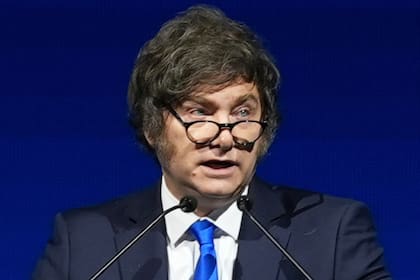 ARCHIVO - El presidente argentino Javier Milei habla durante el America Business Forum de Miami, el 6 de noviembre de 2025. (AP Foto/Rebecca Blackwell, Archivo)