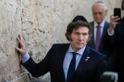 ARCHIVO – El presidente argentino Javier Milei toca el Muro de los Lamentos, el sitio de oración más sagrado para los judíos, en la Ciudad Vieja de Jerusalén, el 6 de febrero de 2024. (AP Foto/Leo Correa, Archivo)