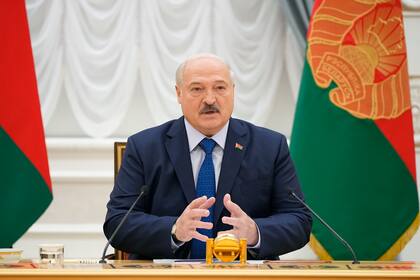 ARCHIVO - El presidente bielorruso, Alexander Lukashenko, habla durante un encuentro con corresponsales extranjeros, el 6 de julio de 2023, en Minsk, Bielorrusia. (AP Foto/Alexander Zemlianichenko, Archivo)