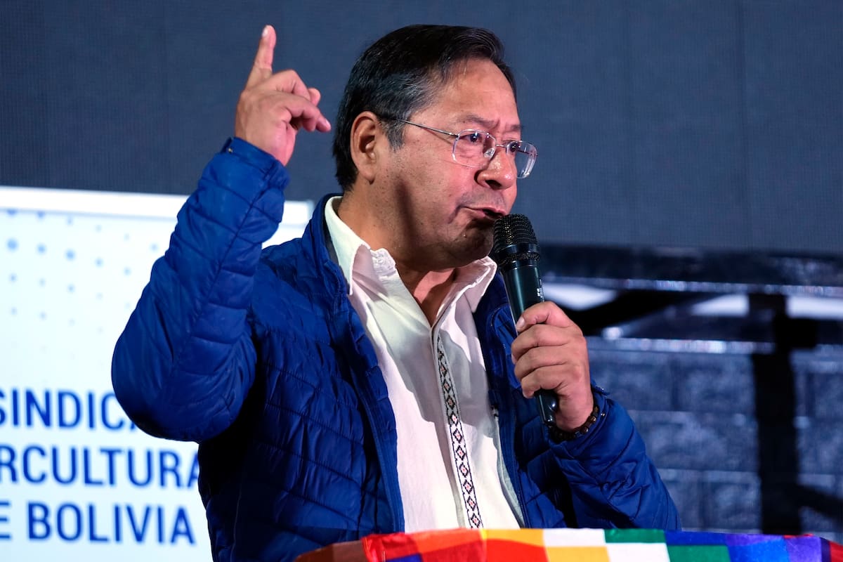 ARCHIVO - El presidente boliviano Luis Arce se dirige a una asamblea de trabajadores agrícolas de la Confederación de Pueblos Interculturales de Bolivia, el 3 de octubre de 2023, en La Paz, Bolivia. (Foto AP/Juan Karita, Archivo)
