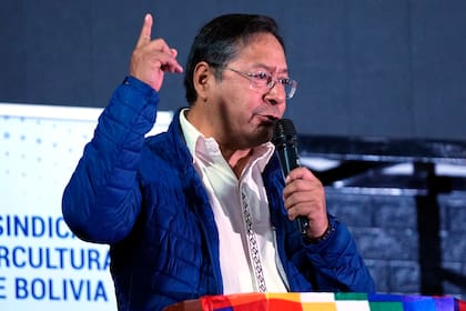 ARCHIVO - El presidente boliviano Luis Arce se dirige a una asamblea de trabajadores agrícolas de la Confederación de Pueblos Interculturales de Bolivia, el 3 de octubre de 2023, en La Paz, Bolivia. (Foto AP/Juan Karita, Archivo)