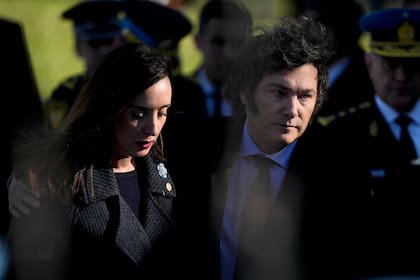 ARCHIVO - El presidente de Argentina, Javier Milei, y la vicepresidenta, Victoria Villarruel, en una ceremonia en honor de los policías caídos, en Buenos Aires, Argentina, el 2 de julio de 2024. (AP Foto/Natacha Pisarenko, Archivo)