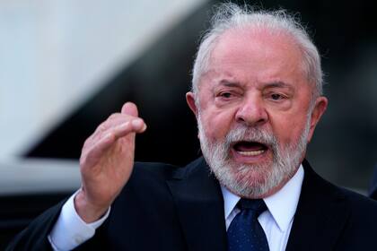 ARCHIVO - El presidente de Brasil, Luiz Inácio Lula da Silva, habla durante su visita al Comando de la Marina en Brasilia, Brasil, el miércoles 15 de marzo de 2023. El presidente de Brasil viajó a China el martes para reforzar los lazos con su mayor socio comercial y ganar apoyo para su improbable esfuerzo de paz en Ucrania. (AP Foto/Eraldo Peres, Archivo)