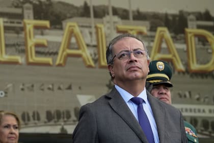 ARCHIVO - El presidente de Colombia, Gustavo Petro, en una ceremonia de juramentación del nuevo comandante de la Armada en la academia militar José María Córdoba en Bogotá, Colombia, el 31 de mayo de 2024. El Congreso colombiano aprobó el viernes 14 de junio de 2024 una reforma al sistema de pensiones que cambia el esquema que rige hace tres décadas, dando una victoria política al presidente Gustavo Petro tras un agitado debate en la Cámara de Representantes. (AP Foto/Iván Valencia, Archivo)